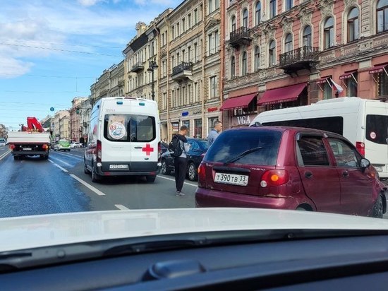 Водители встали в 2-километровую пробку на Невском из-за аварии у «Маяковской»