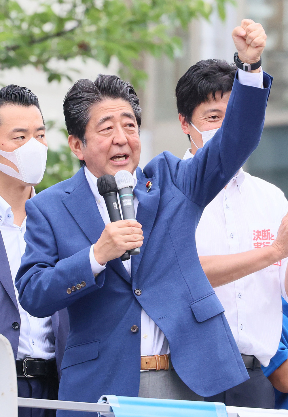 Экс-премьера Японии расстреляли на улице: фото частной жизни Синдзо Абэ
