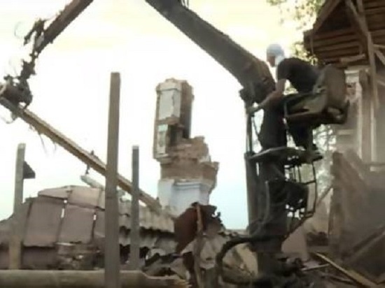 Нежилые деревянные дома находятся рядом с Новодвинской крепостью