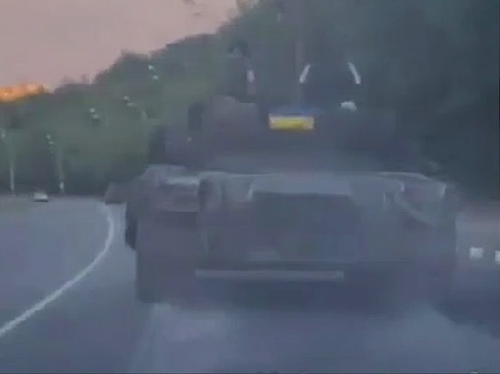 Опубликовано видео пьяной езды украинских танкистов по Харькову