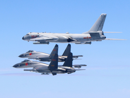 Китай начал серию морских и авиационных учений возле острова