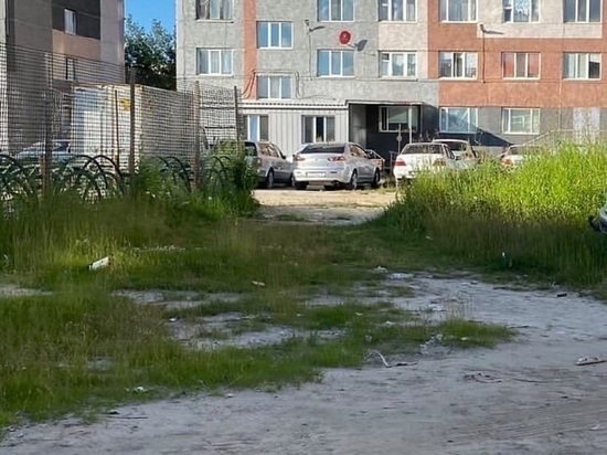 Зимний мусор у дома в Ноябрьске убрали в июле после жалобы в соцсети