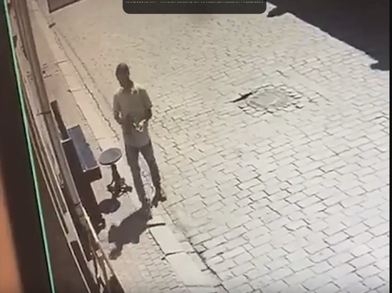 Мужчина с шуруповертом закрутил саморезы в крышку уличного пианино у выборгского кафе