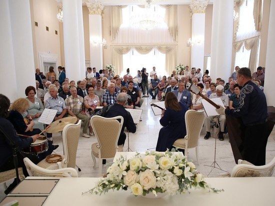  В День семьи, любви и верности наградили медалями 40 супружеских пар Тверской области