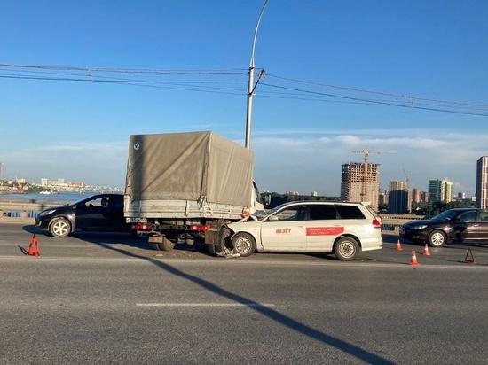 Подросток пострадал в ДТП с автомобилем «Везёт!» на Димитровском мосту в Новосибирске