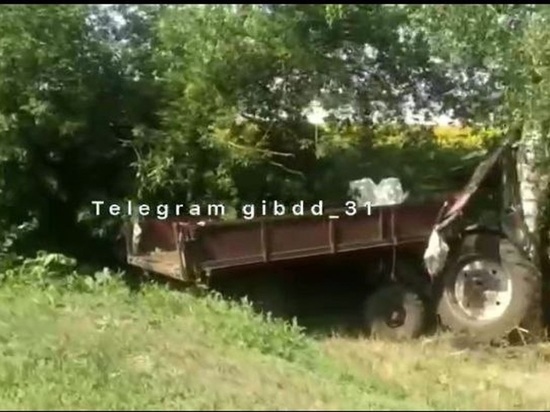 В Белгородской области грузовик столкнулся с трактором