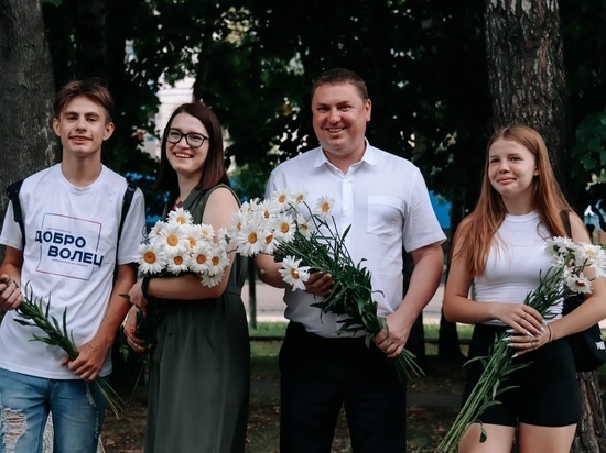 В День семьи, любви и верности в Курске раздали около 4 тысяч ромашек