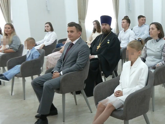 Многодетную семью мэра Курска Куцака наградили знаком «За заслуги в воспитании детей»