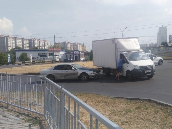 В Курске на проспекте Хрущева столкнулись фургон и японский болид