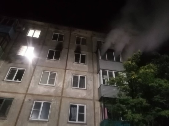 В Бийске во время пожара в жилой многоэтажке спасли людей