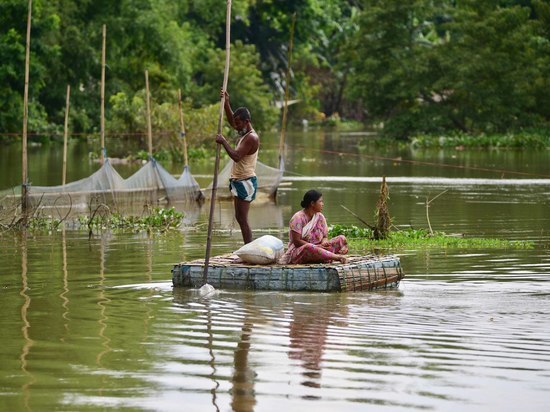 Из зоны наводнения в Индии эвакуировали тысячи паломников