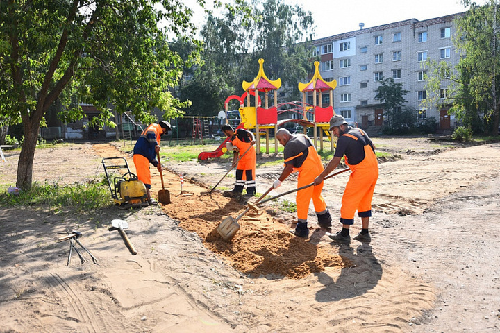 Благоустройство дворов ижевск. Благоустройство территории рабочие. Благоустройство дворовых территорий. Уборки двора образцово. Уборки дворовых территорий gif.