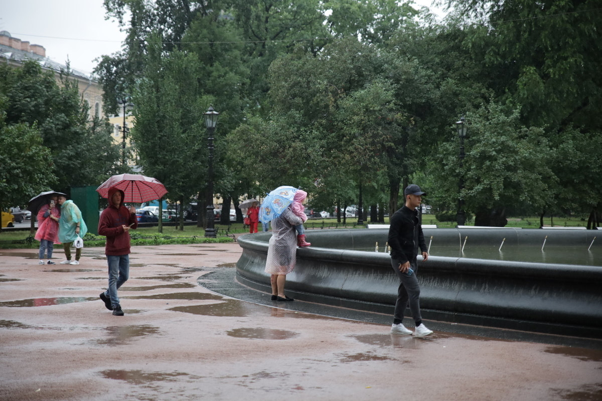 Три дня дождя спб. Дождливый летний Питер. СПБ лето дождь. Ливень в Питере. Дождливый осенний Петербург.