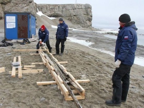 В Архангельск доставят найденные на Новой земле фрагменты поморского карбаса