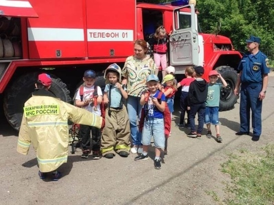 Маленькие пензенцы примерили костюмы пожарных