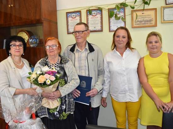 Отметившую 60 лет совместной жизни пару поздравила псковский депутат
