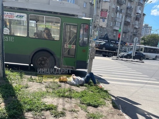 Мужчина в окровавленных штанах лежал без сознания на площади Станиславского в Новосибирске