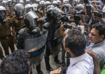 Участники массовых протестов на Шри-Ланке, в субботу захватившие резиденцию президента Готабаи Раджапаксы, начали проводить обыски в помещениях здания