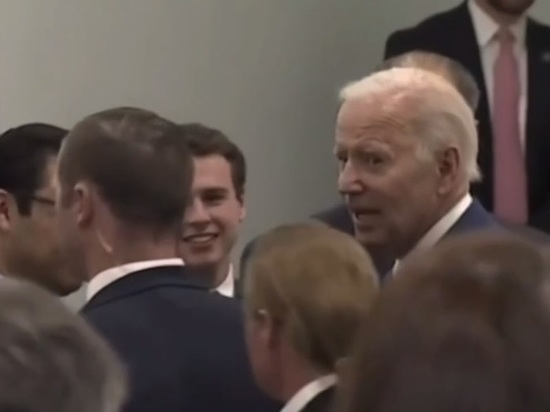 Растерявшийся Байден не смог выйти из штаб-квартиры ЦРУ