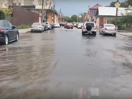 Одна из орловских улиц после ливня ушла под воду