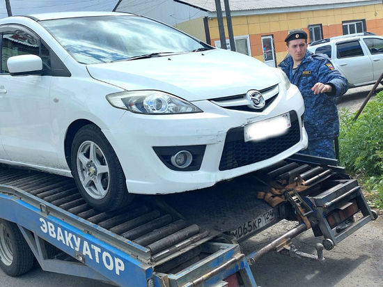 В Хакасии мужчина наехал на приставов на авто, которое собирались арестовать