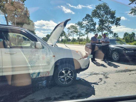 Автомобили Honda CR-V и Toyota Chaser серьезно столкнулись в Южно-Сахалинске