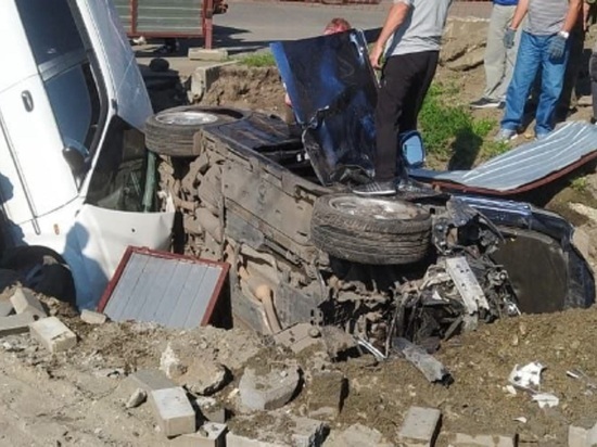 В Бийске столкнулись два автомобиля и рухнули в коммунальную яму
