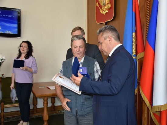 В День любви и верности глава городской администрации Костромы наградил медалями восемь семейных пар