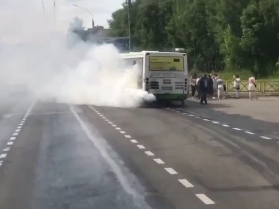 В Ярославле очередной автобус загорелся во время движения