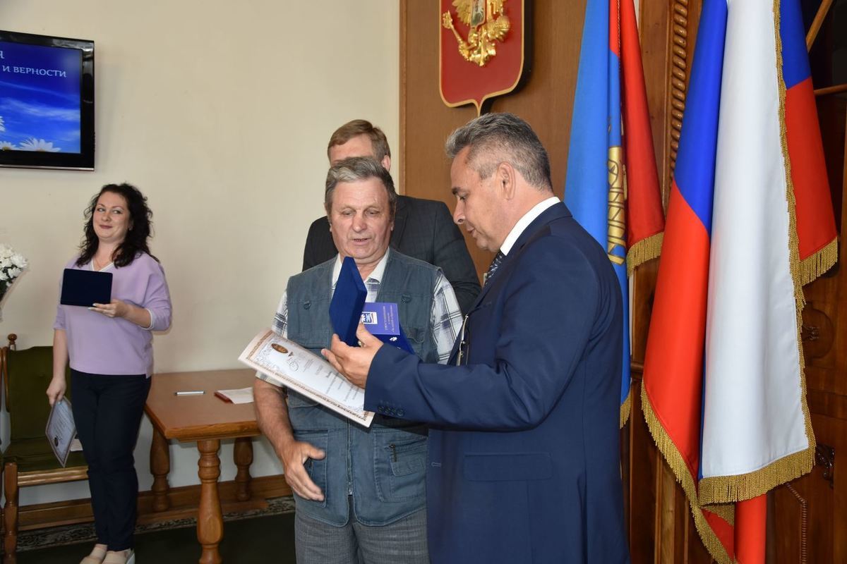 В День любви и верности глава городской администрации Костромы наградил медалями восемь семейных пар