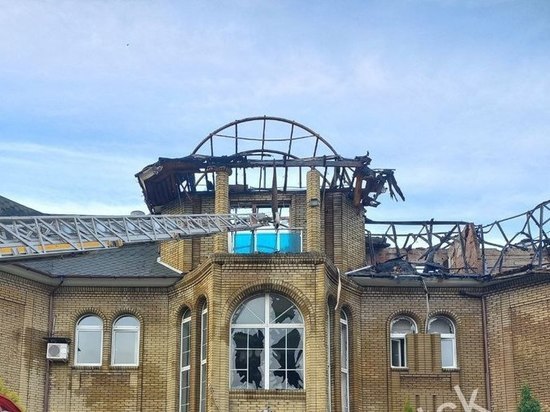 От обстрела загорелось офисное здание в центре Донецка