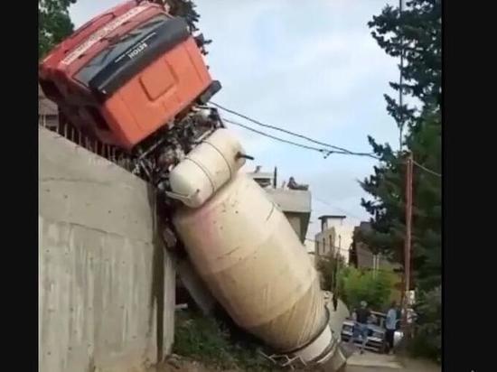 Бетономешалка повисла на склоне в Сочи: грузовик перекрывает проезд уже вторые сутки