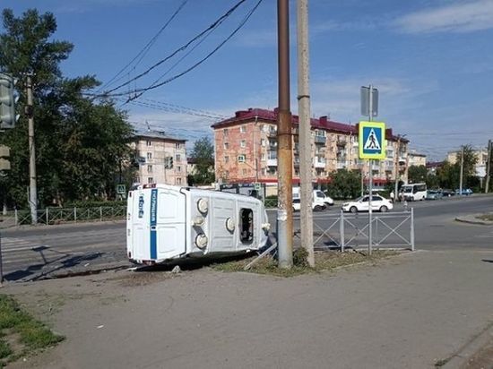 В Омске полицейская машина перевернулась в ДТП