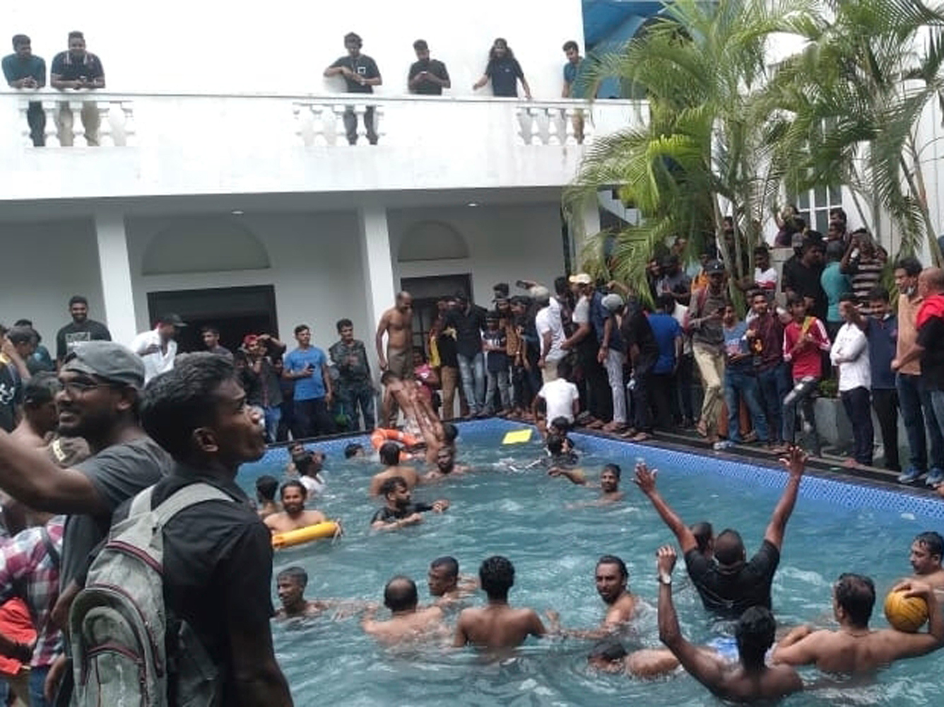 Захват резиденции президента и поджог дома премьера: кадры революции на Шри-Ланке