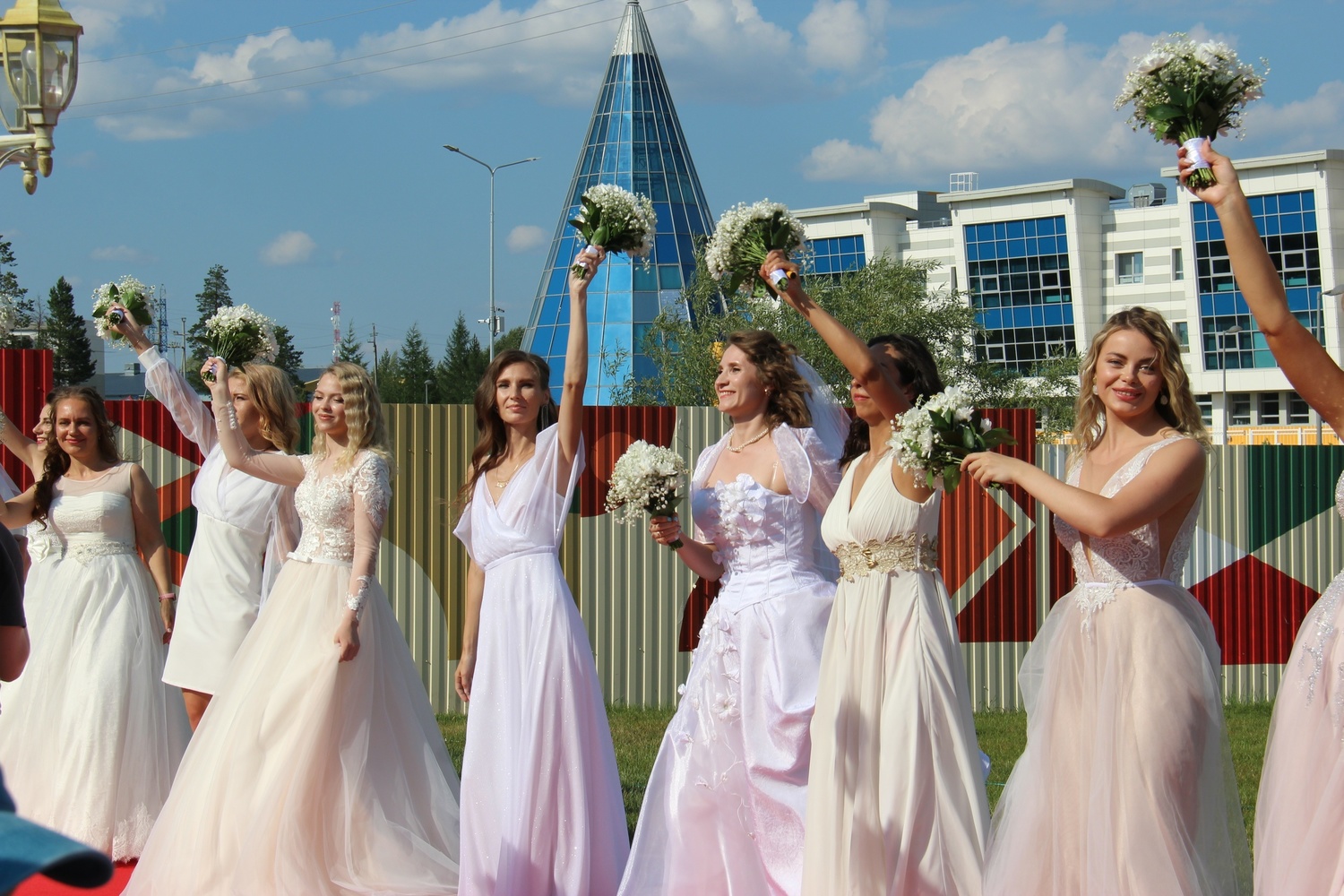 Дефиле под восторженные взгляды: в Губкинском провели яркий парад невест