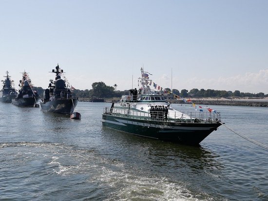 В Калининградском морском канале прошла первая репетиция Дня ВМФ
