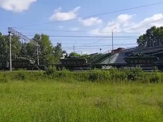 Железнодорожный состав с военной техникой заметили под Новосибирском