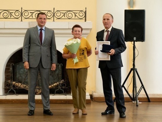 Глава Северодвинска Игорь Скубенко вручил общественные награды лучшим семьям города.