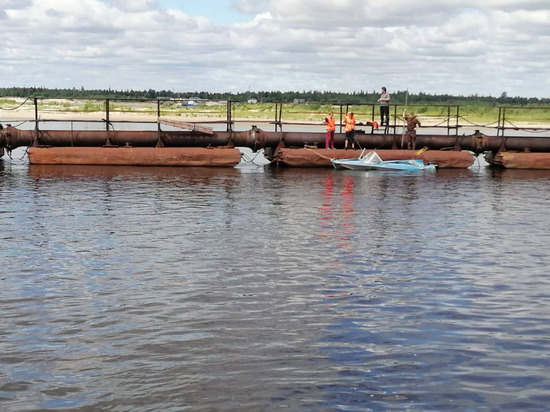 В Пуровском районе 2 теплохода врезались в понтоны