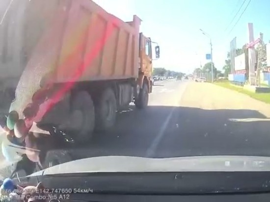 Наглый водитель грузовика едва не устроил ДТП в Южно-Сахалинске