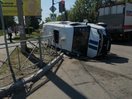 В Омске СКР возбудил уголовное дело по факту ДТП с перевернувшейся полицейской машиной