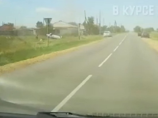 На алтайской трассе слетел в кювет автомобиль с детьми