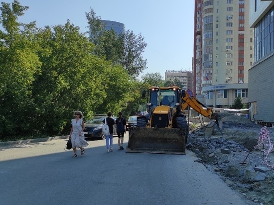Застройщики ЖК Berlin в Новосибирске выгнали пешеходов на проезжую часть