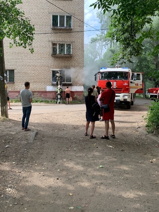 В Ярославле из-за пожара в квартире эвакуировали жильцов пятиэтажки