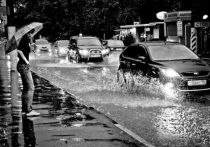 Вышедшая из берегов из-за проливных дождей река Восточный Дагомыс затопила улицы в городе Сочи, сообщают местные СМИ и  Telegram-каналы