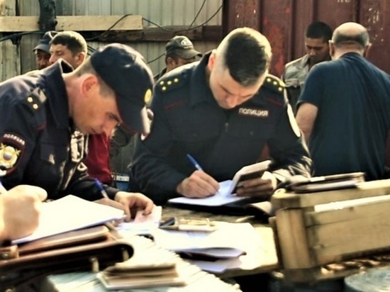 Более 30 мигрантов незаконно жили и работали на стройке в Чите