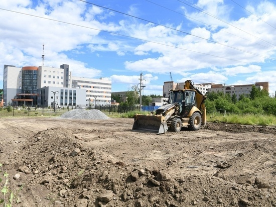 У Перинатального центра в Петрозаводске строят парковку на 70 мест
