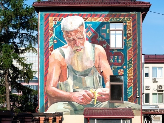 Художник из Сербии создал мурал с мужчиной и советским ковром в Екатеринбурге