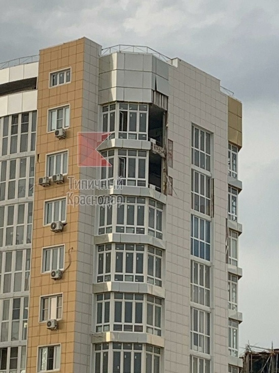 В Краснодаре из-за непогоды обрушились окна в двух квартирах и упало несколько деревьев