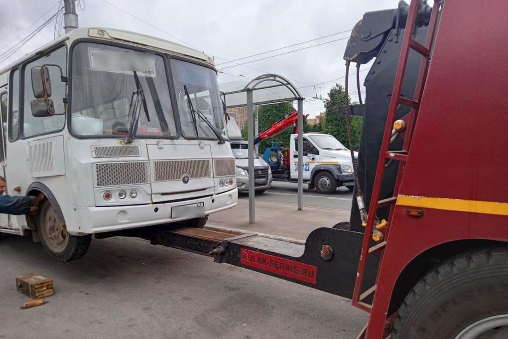 В Костроме сотрудники ГИБДД и Ространснадзора сняли с маршрута два автобуса